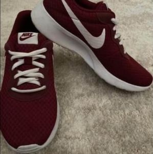 Nike tanjun dark red